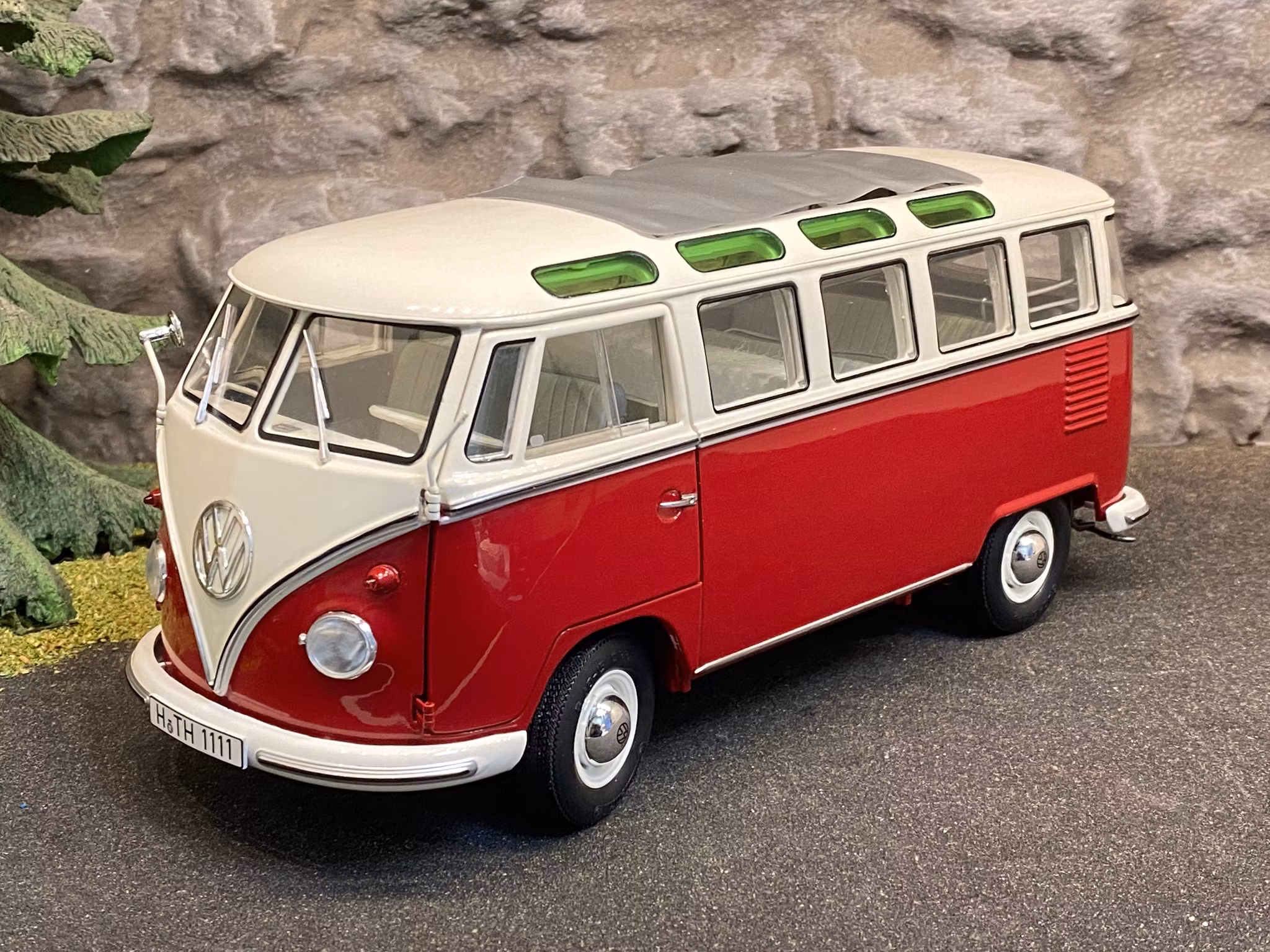 Skala 1/18 Otroligt väldetaljerad och fin Volkswagen T1 B SAMBA fr Schuco