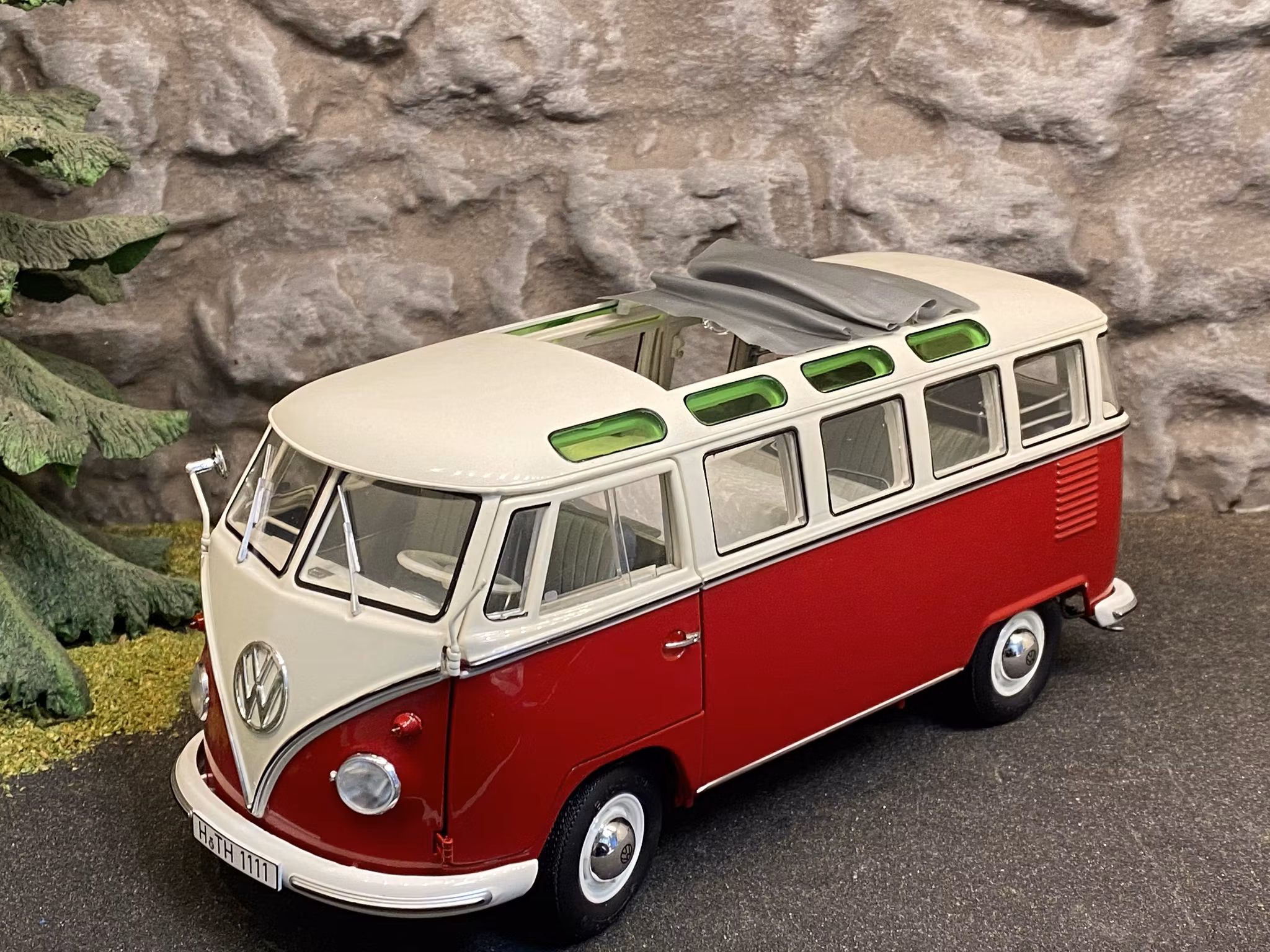 Skala 1/18 Otroligt väldetaljerad och fin Volkswagen T1 B SAMBA fr Schuco