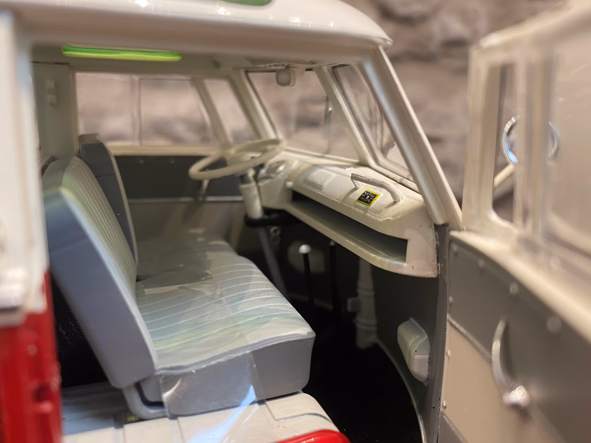 Skala 1/18 Otroligt väldetaljerad och fin Volkswagen T1 B SAMBA fr Schuco