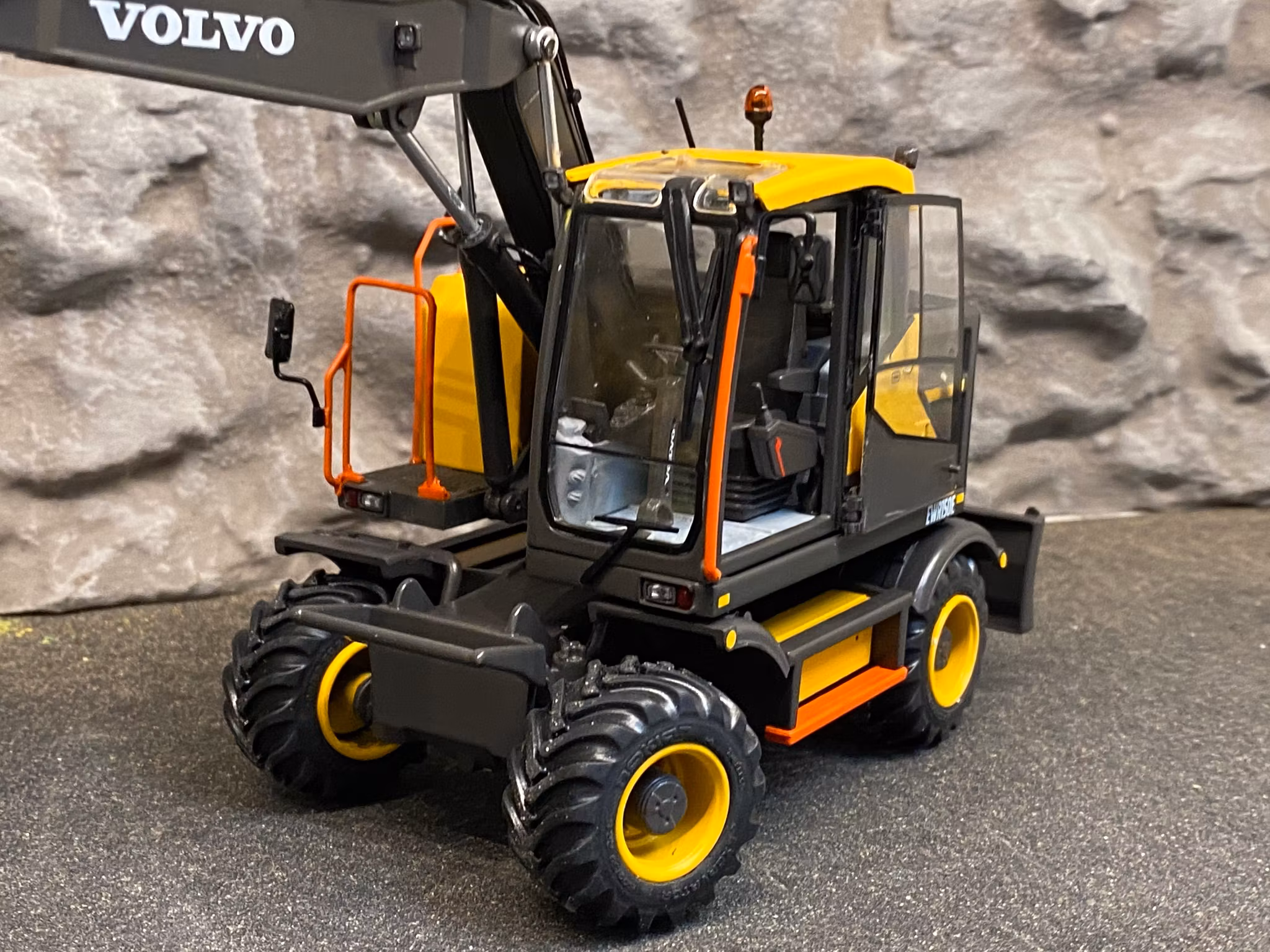 Skala 1/32 Volvo EWR 150E Steelwrist Tiltrotator Grävmaskin fr AT Collections