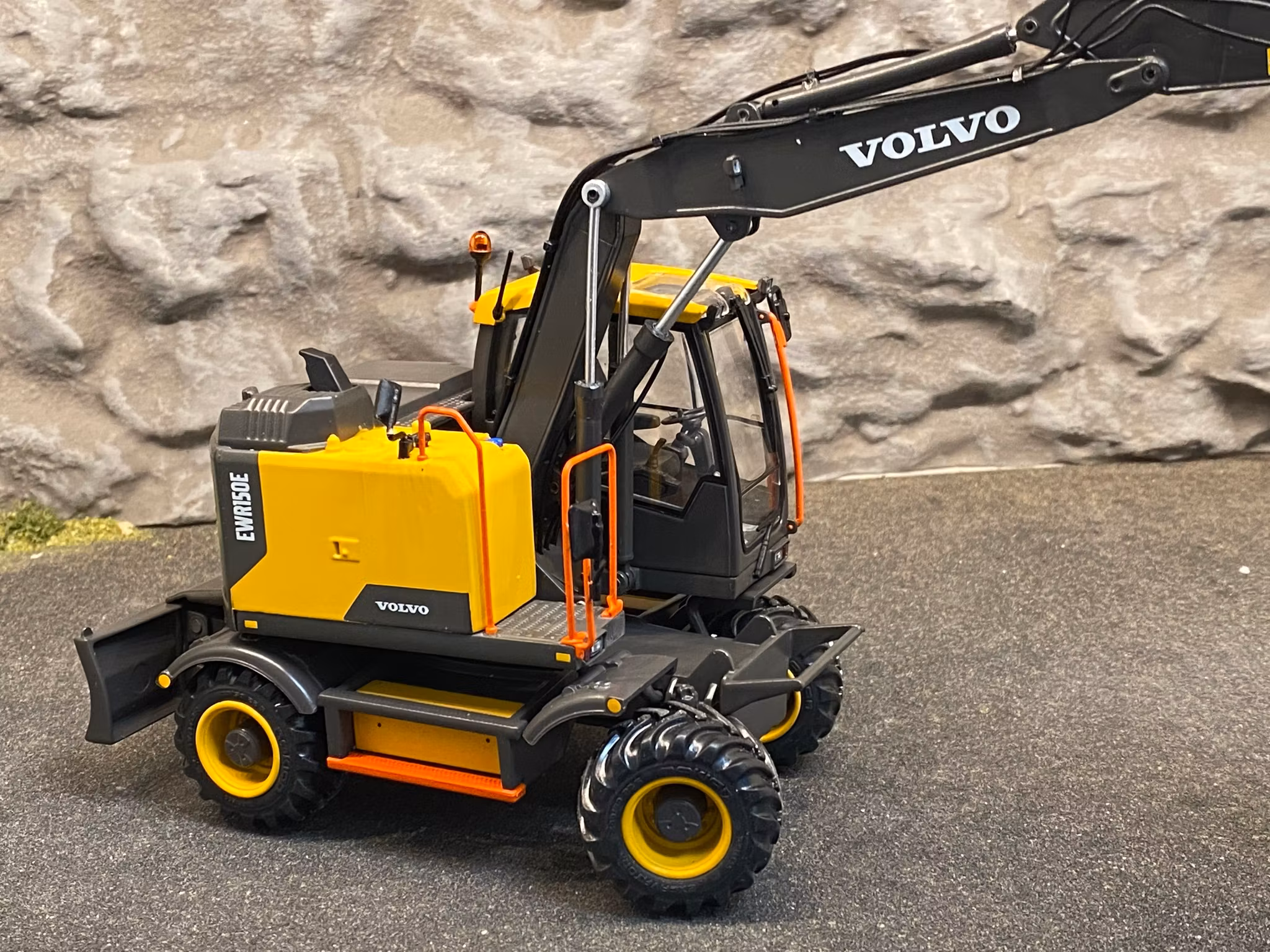 Skala 1/32 Volvo EWR 150E Steelwrist Tiltrotator Grävmaskin fr AT Collections