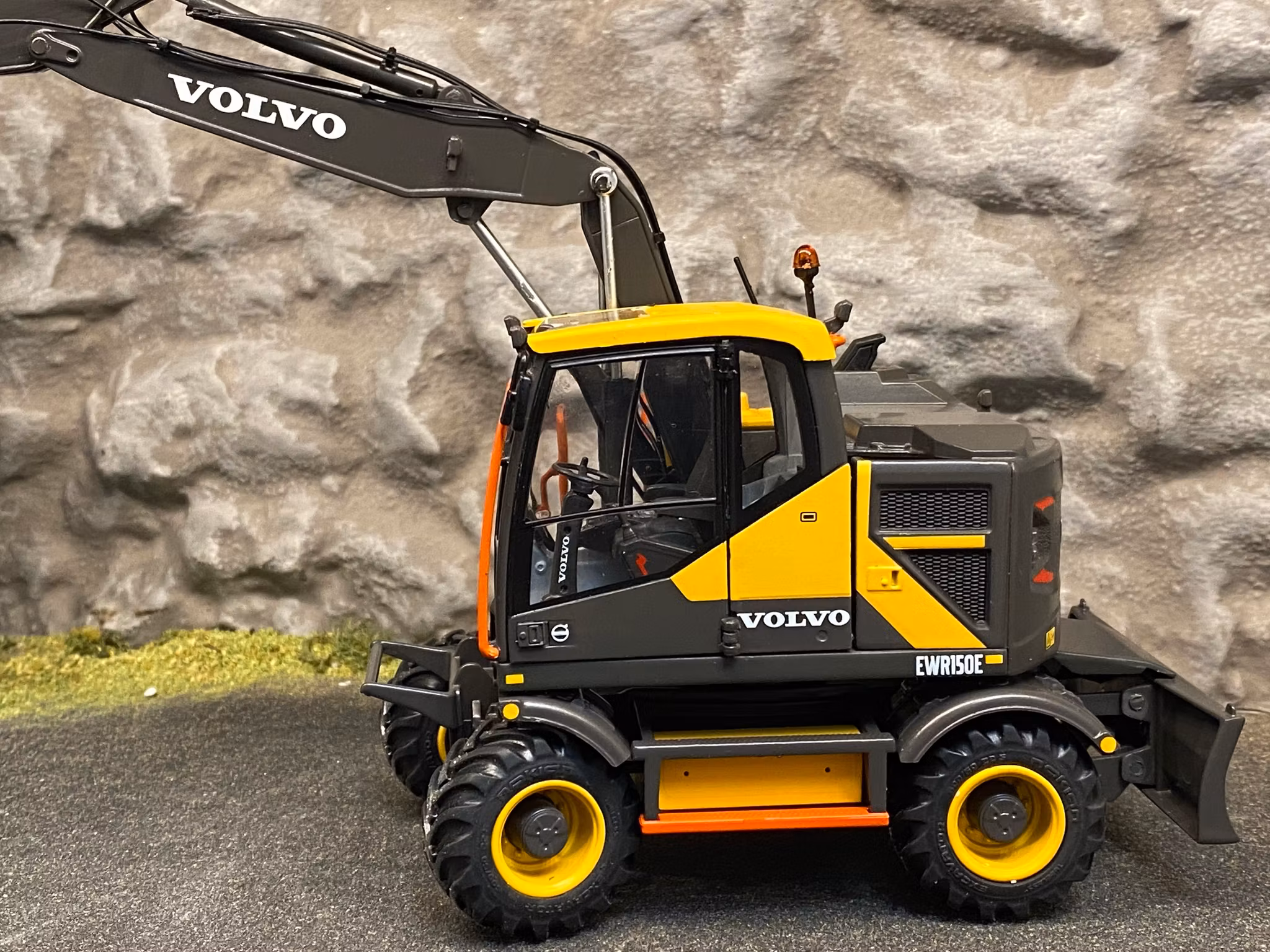 Skala 1/32 Volvo EWR 150E Steelwrist Tiltrotator Grävmaskin fr AT Collections
