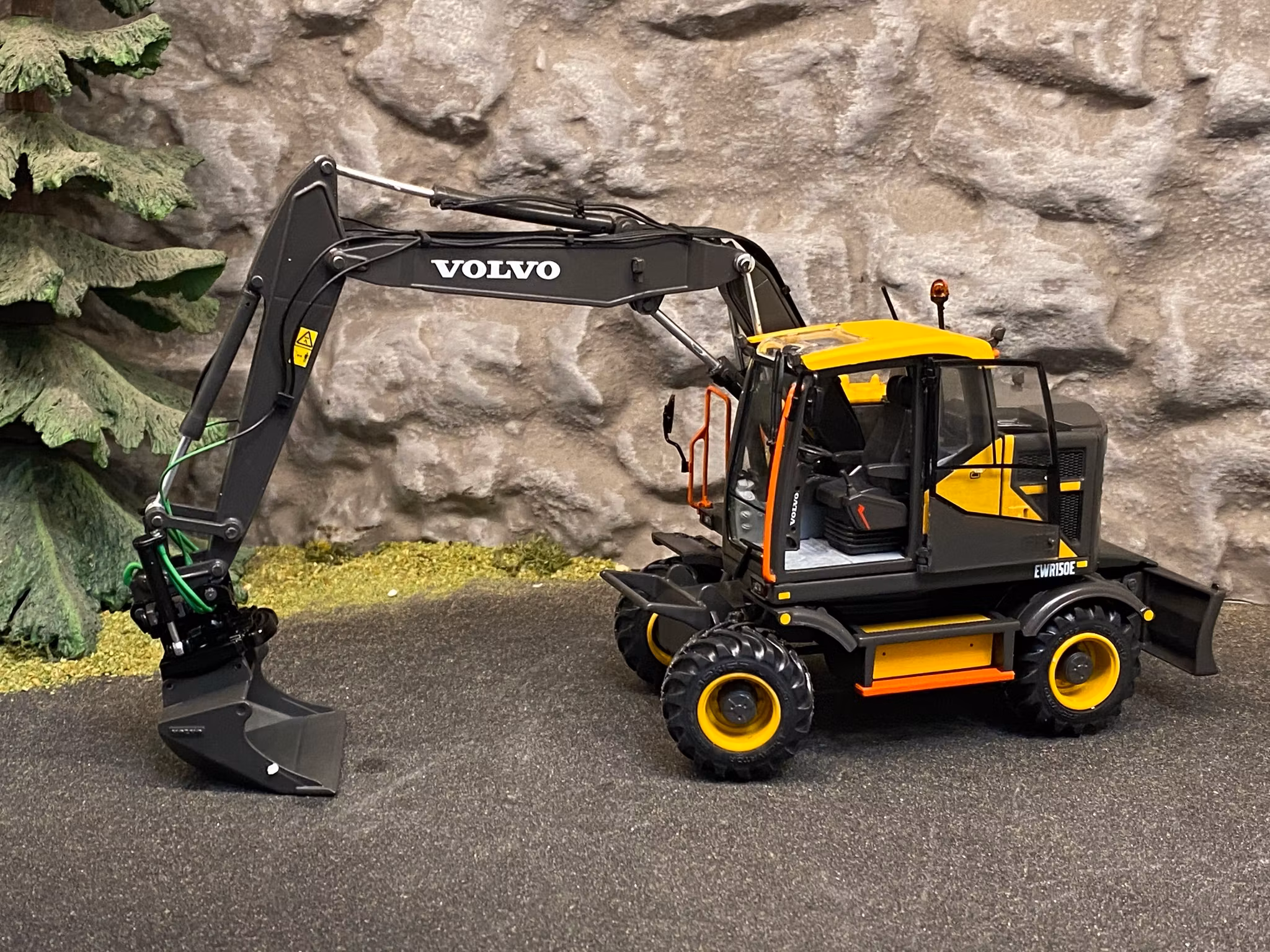 Skala 1/32 Volvo EWR 150E Steelwrist Tiltrotator Grävmaskin fr AT Collections