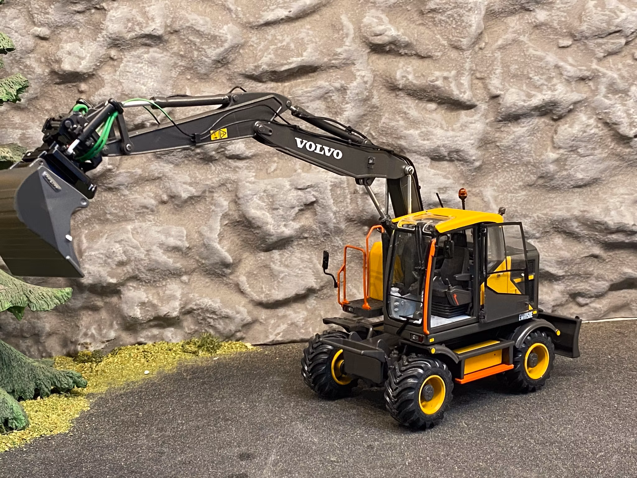 Skala 1/32 Volvo EWR 150E Steelwrist Tiltrotator Grävmaskin fr AT Collections