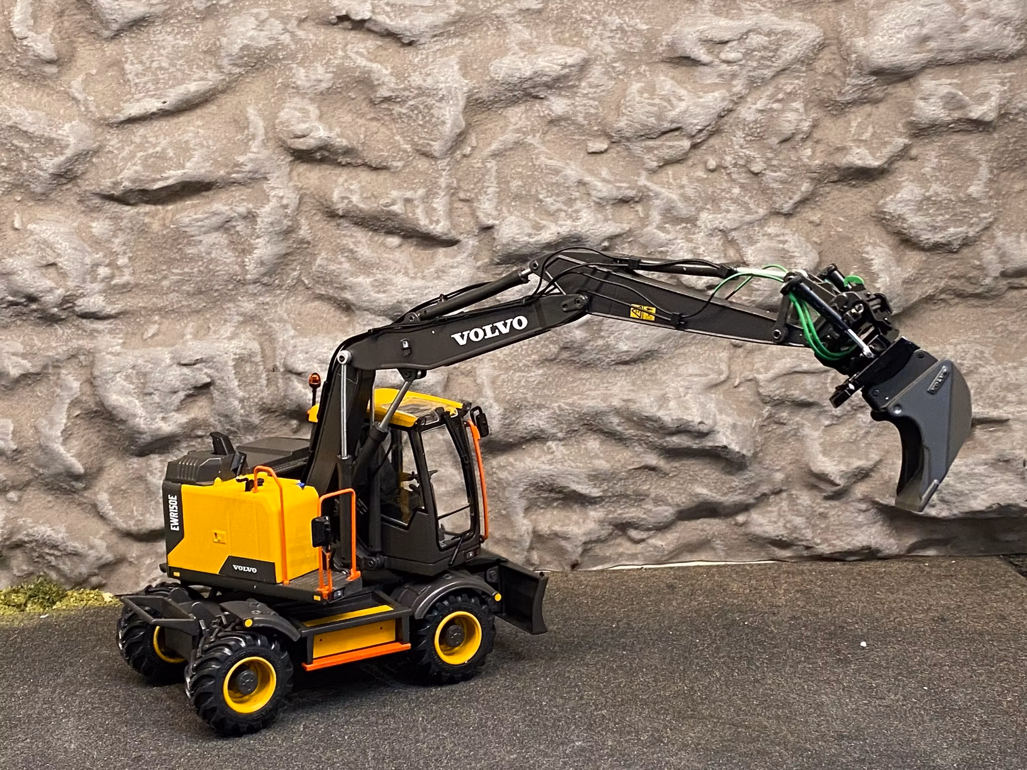 Skala 1/32 Volvo EWR 150E Steelwrist Tiltrotator Grävmaskin fr AT Collections