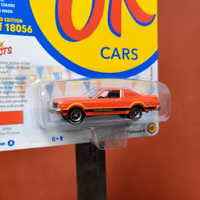 Skala 1/64 Plymouth Volare Road Runner 76' "Muscle Cars USA" Rel.4 Ver.A fr Johnny Lightning