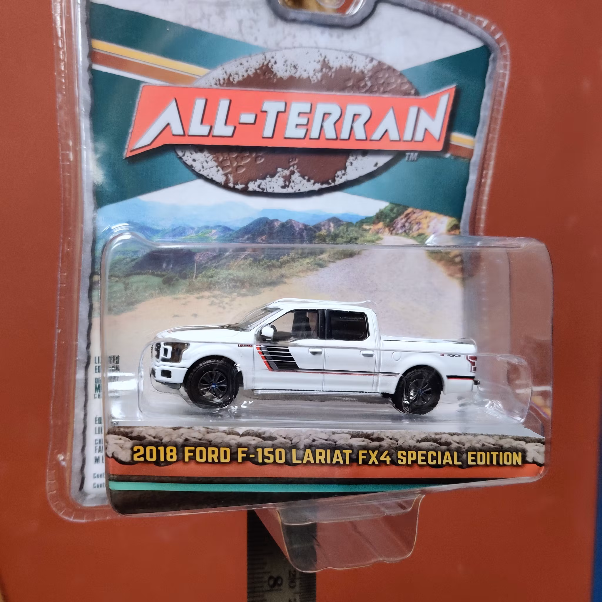 Skala 1/64 Ford F-150 Lariat FX4 Spec. Ed. 18' "All-Terrain" från Greenlight