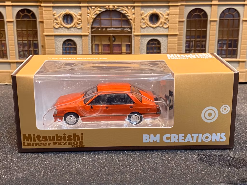 Skala 1/64 Mitsubishi Lancer EX2000 Turbo, Röd fr BM Creations