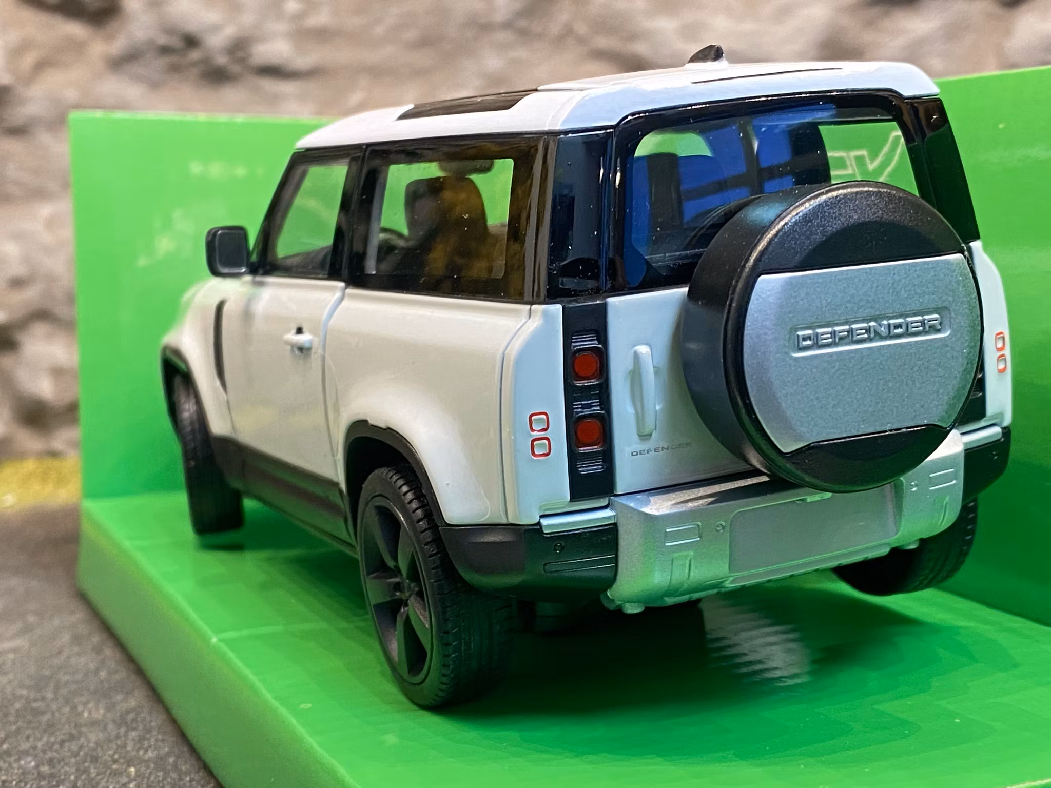 Skala 1/24 Land Rover Defender 2020, Vit från Nex models / Welly