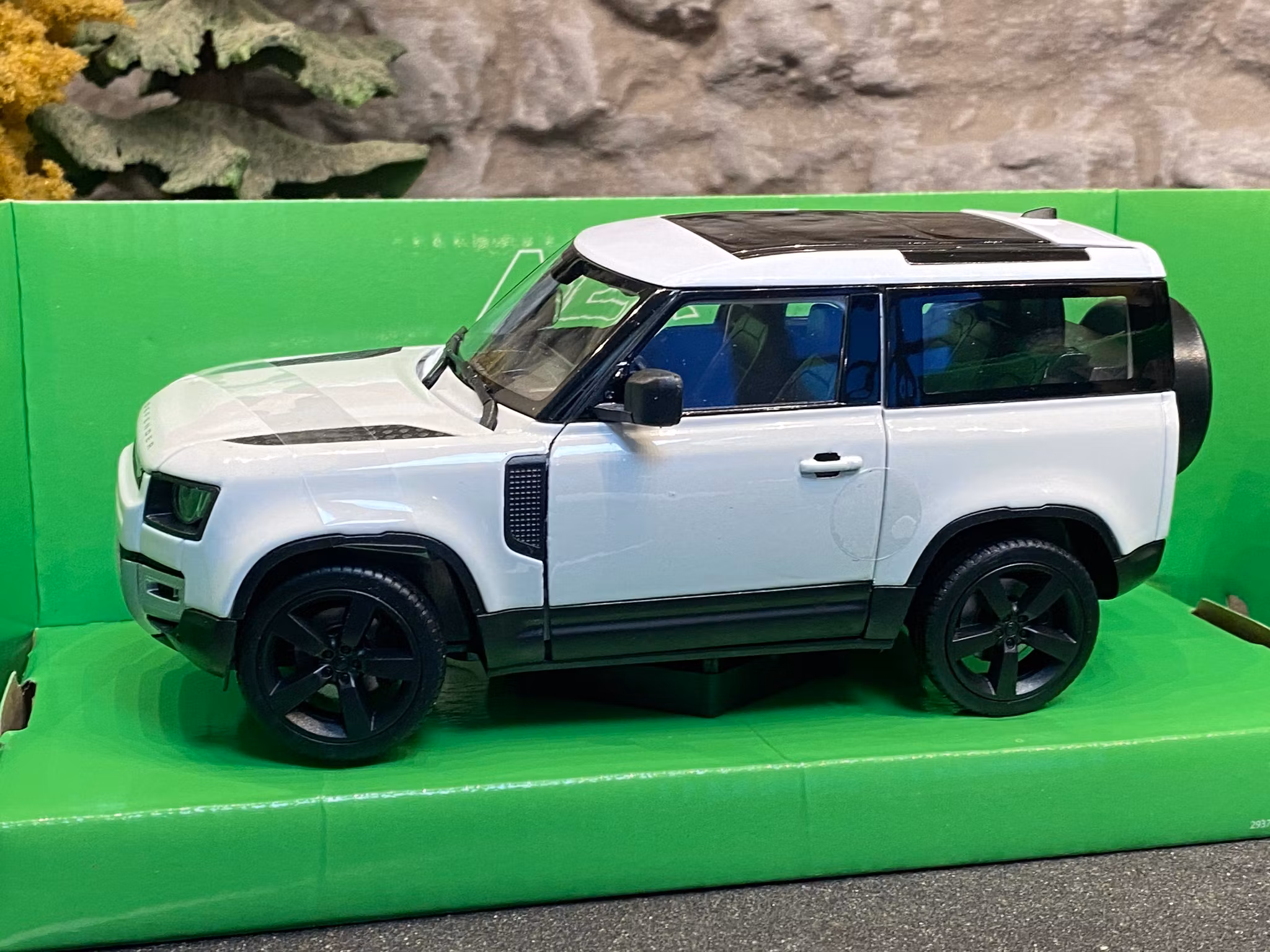 Skala 1/24 Land Rover Defender 2020, Vit från Nex models / Welly