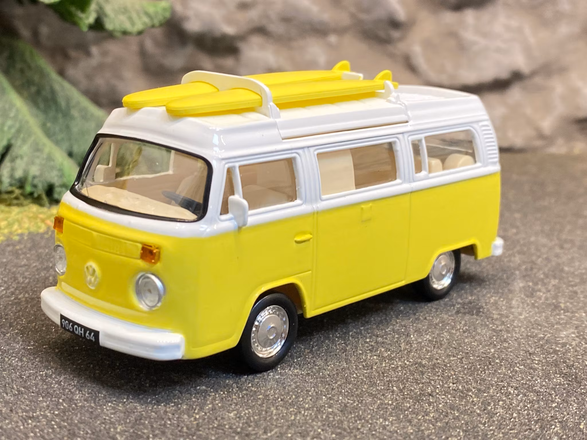 Skala 1/43 - Volkswagen Combi T2b Camper Van 1973 Ljusgul Jet-car från NOREV