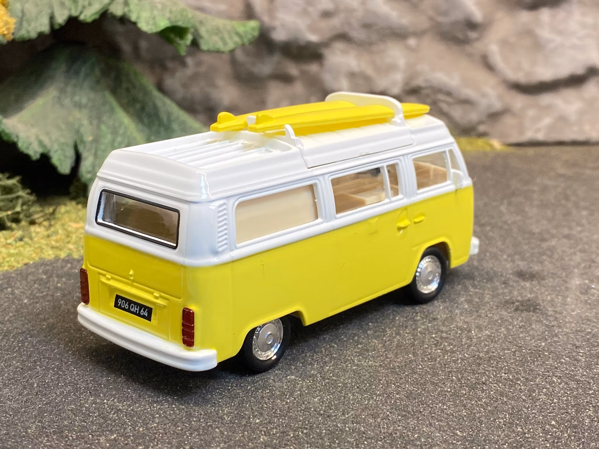 Skala 1/43 - Volkswagen Combi T2b Camper Van 1973 Ljusgul Jet-car från NOREV