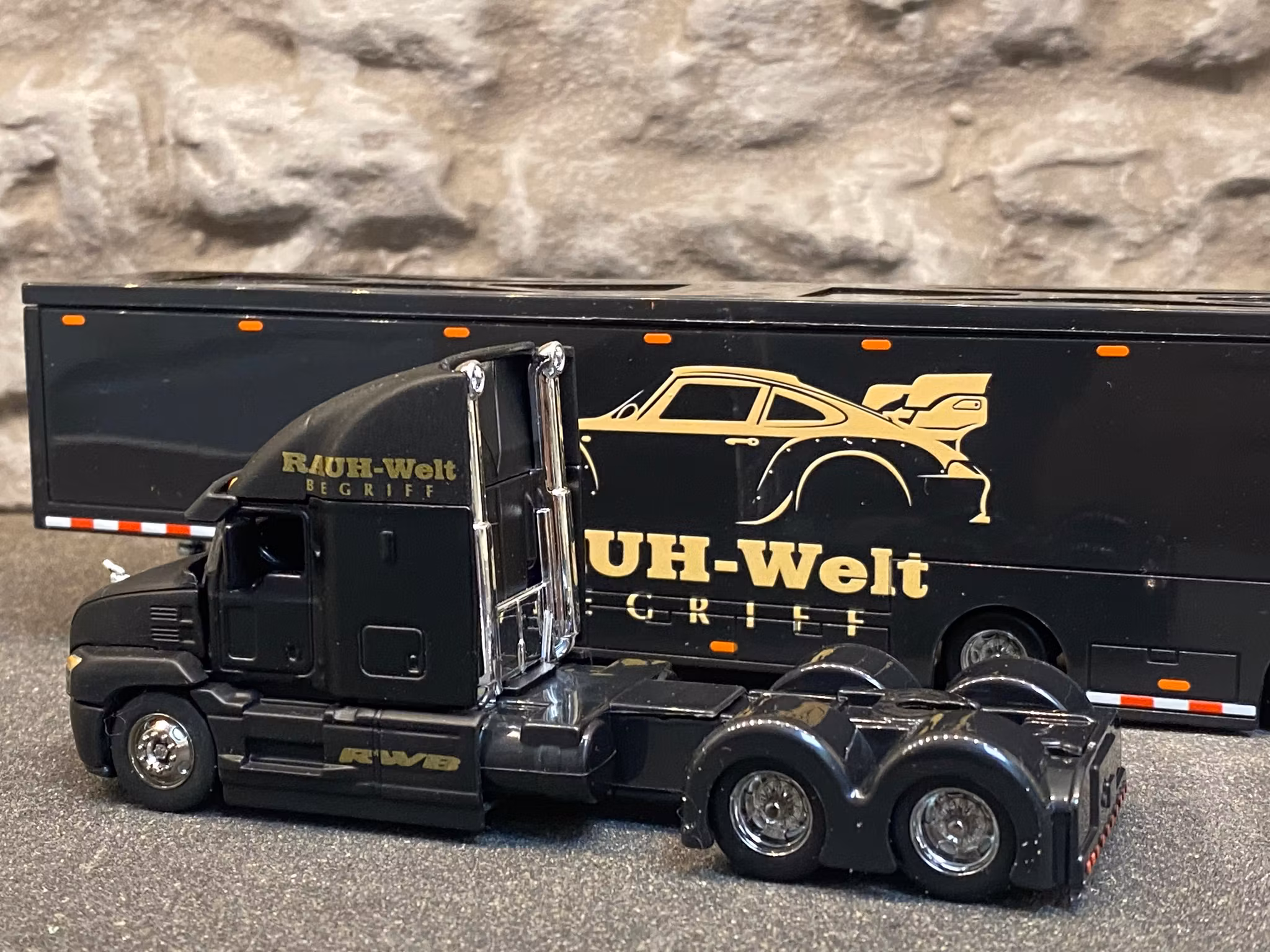 Skala 1/64 Mack Anthem 2020 Lastbil med släp RAUH-Welt Begriff från Maisto Design