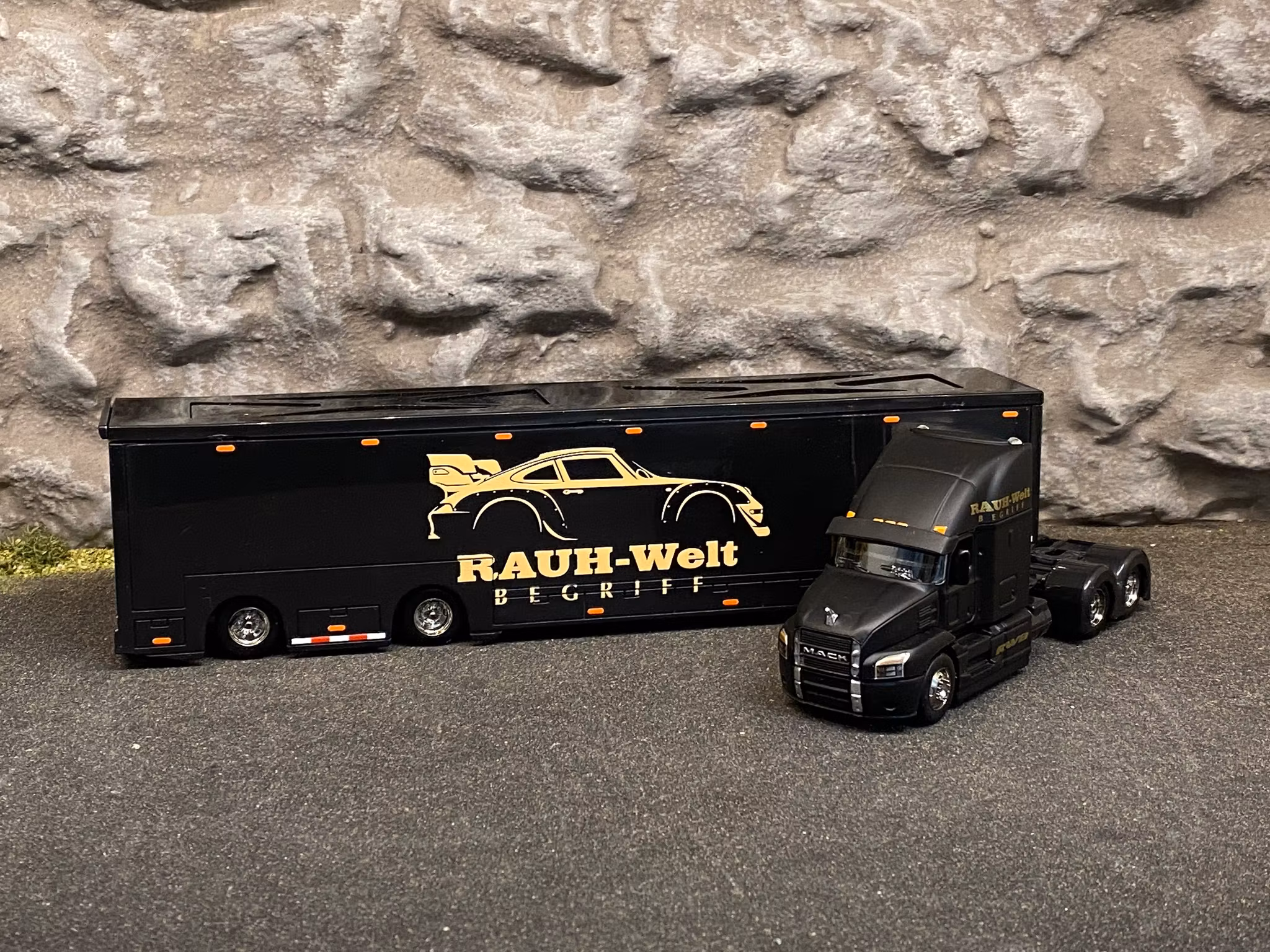 Skala 1/64 Mack Anthem 2020 Lastbil med släp RAUH-Welt Begriff från Maisto Design