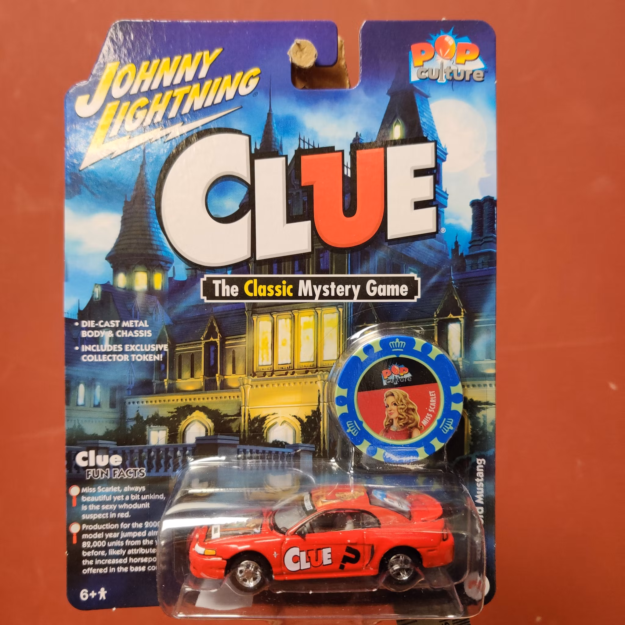 Skala 1/64 - Ford Mustang 2000 "CLUE - POP Culture" från Johnny Lightning