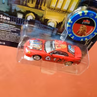 Skala 1/64 - Ford Mustang 2000 "CLUE - POP Culture" från Johnny Lightning
