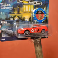 Skala 1/64 - Ford Mustang 2000 "CLUE - POP Culture" från Johnny Lightning