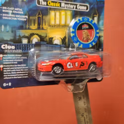 Skala 1/64 - Ford Mustang 2000 "CLUE - POP Culture" från Johnny Lightning