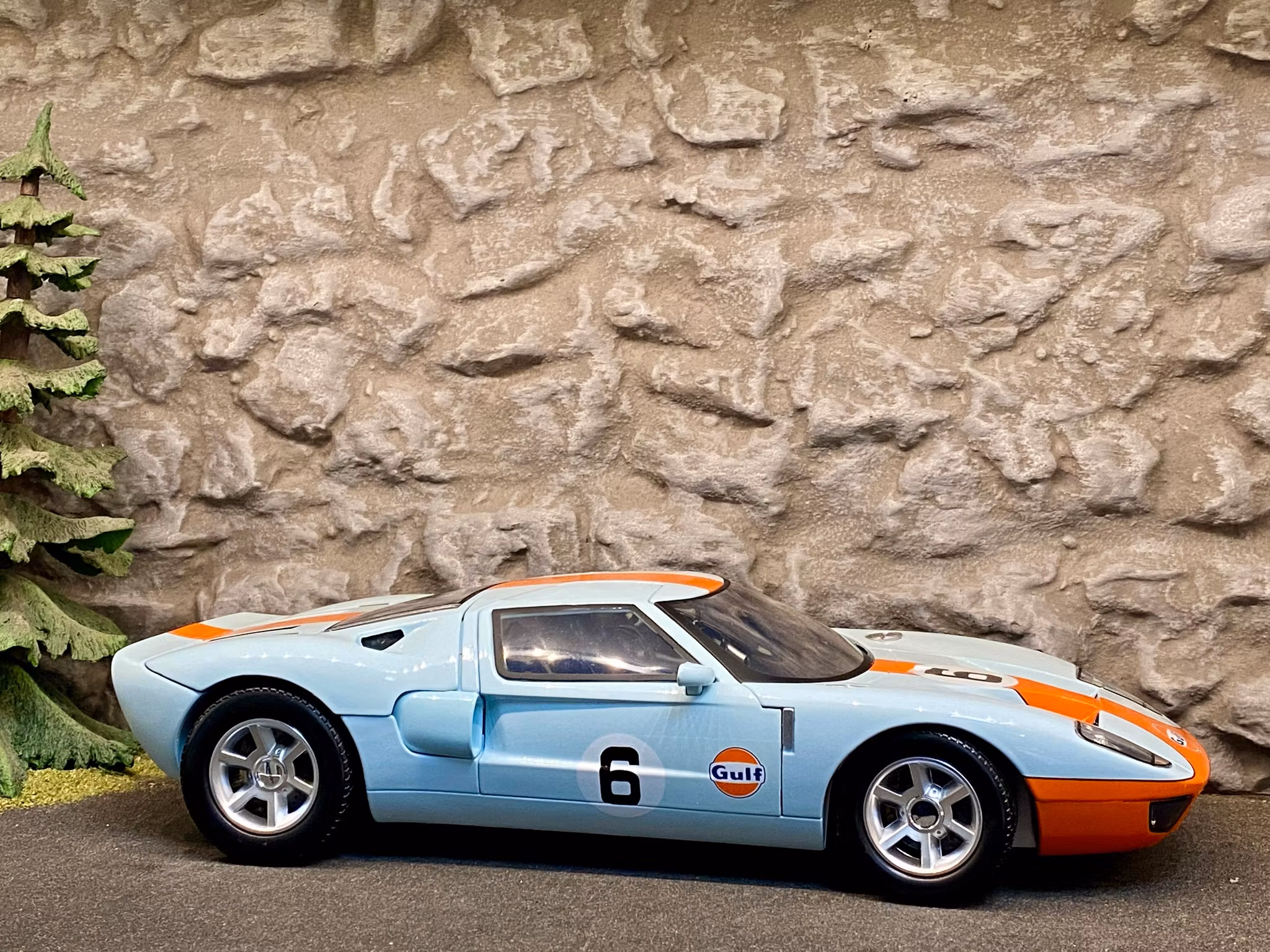 Skala 1/12 Stor & tung Ford GT Concept, "GULF" fr MotorMax