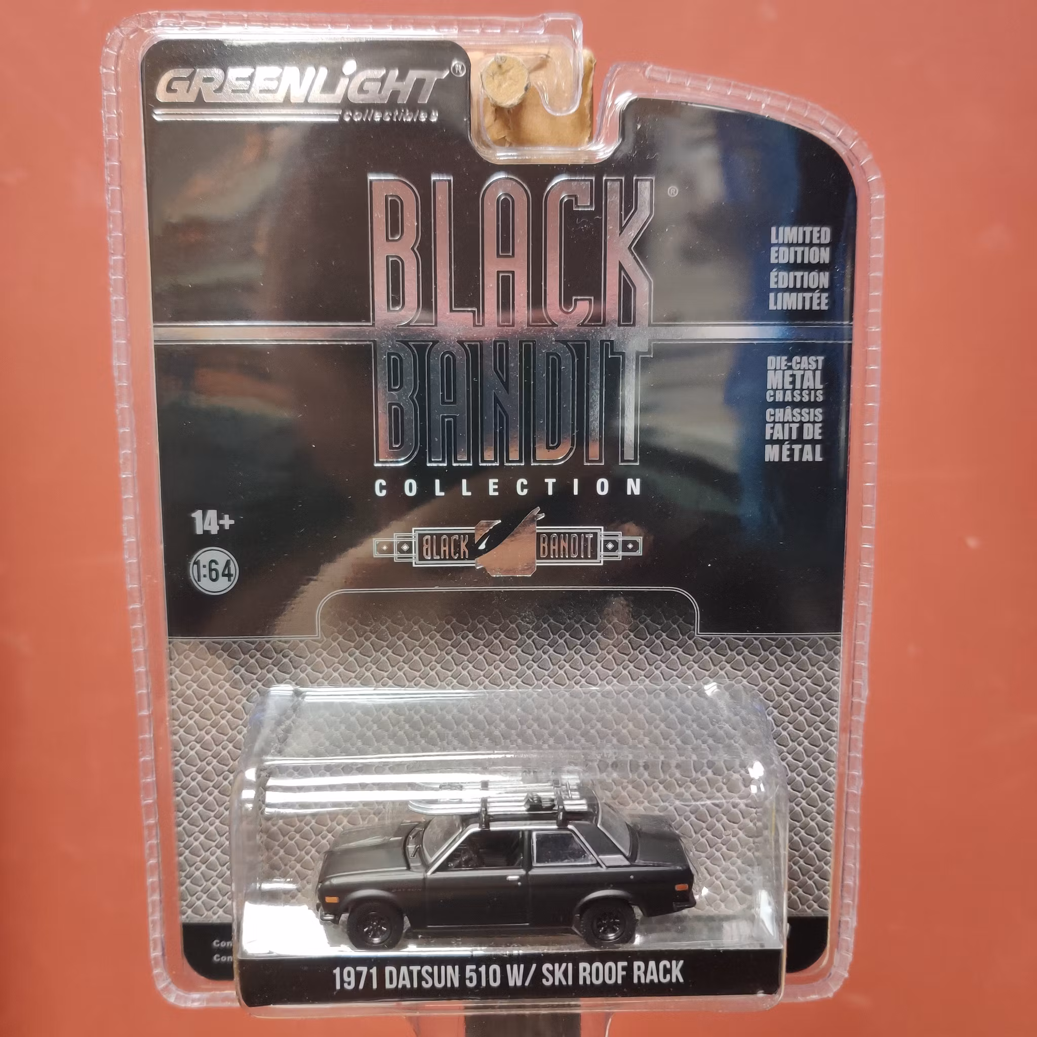 Skala 1/64 Datsun 510 m takräcke & skidor 71' "Black Bandit Collection" från Greenlight