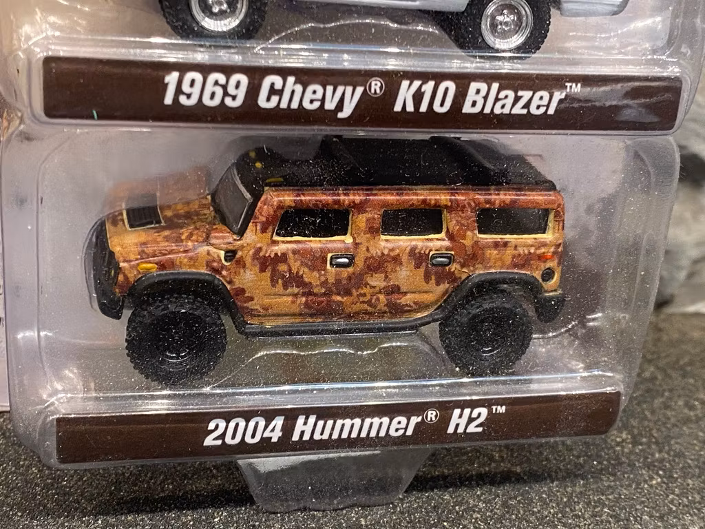 Skala 1/64 2-pack Off-Road Chevy K10 Blazer 69'  & Hummer H2 04' fr Johnny Lightning