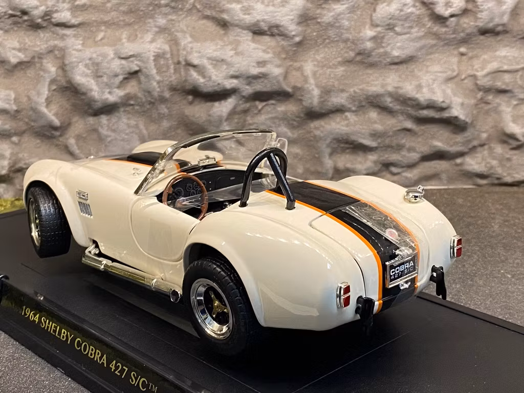 Skala 1/18 Shelby Cobra 427 S/C 1964', Vit fr Lucky Diecast "Road Signature Collection"