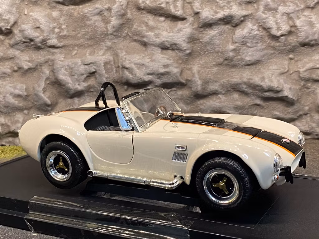 Skala 1/18 Shelby Cobra 427 S/C 1964', Vit fr Lucky Diecast "Road Signature Collection"