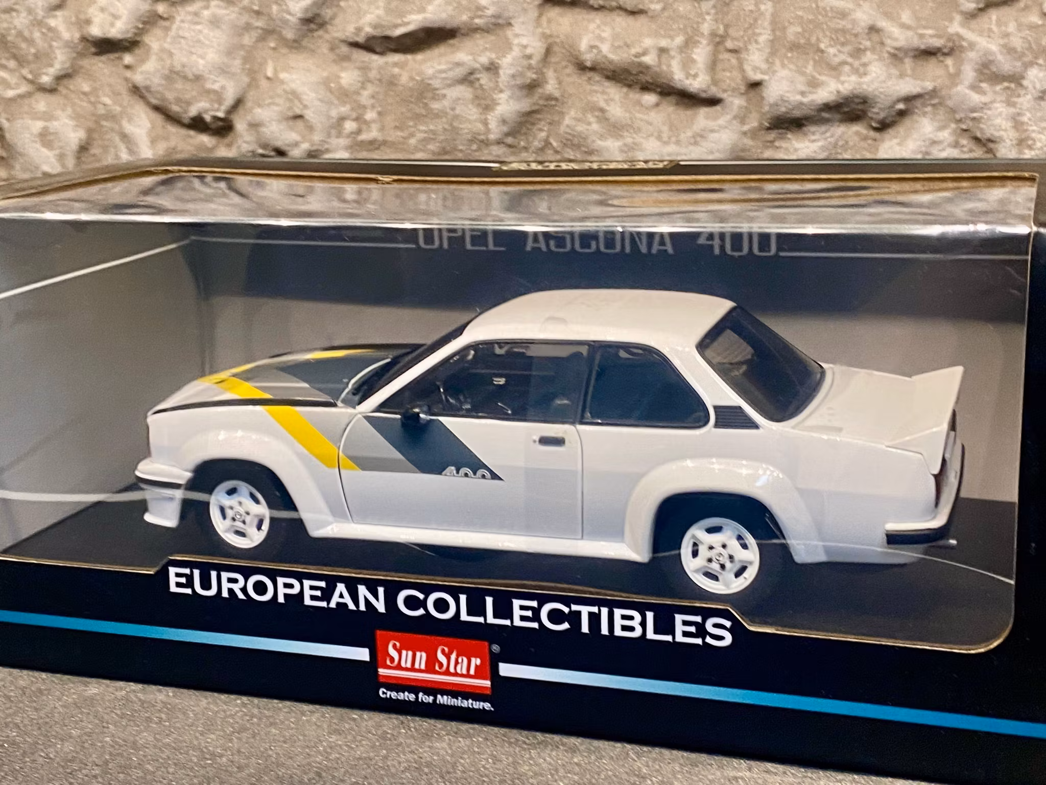Skala 1/18 Opel Ascona 400 B, Vit fr SUN STAR