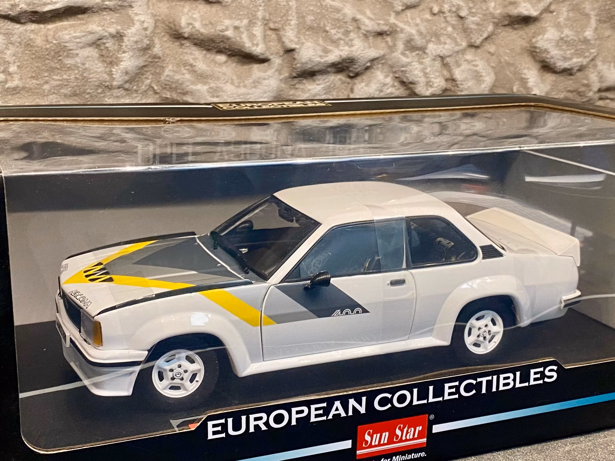 Skala 1/18 Opel Ascona 400 B, Vit fr SUN STAR