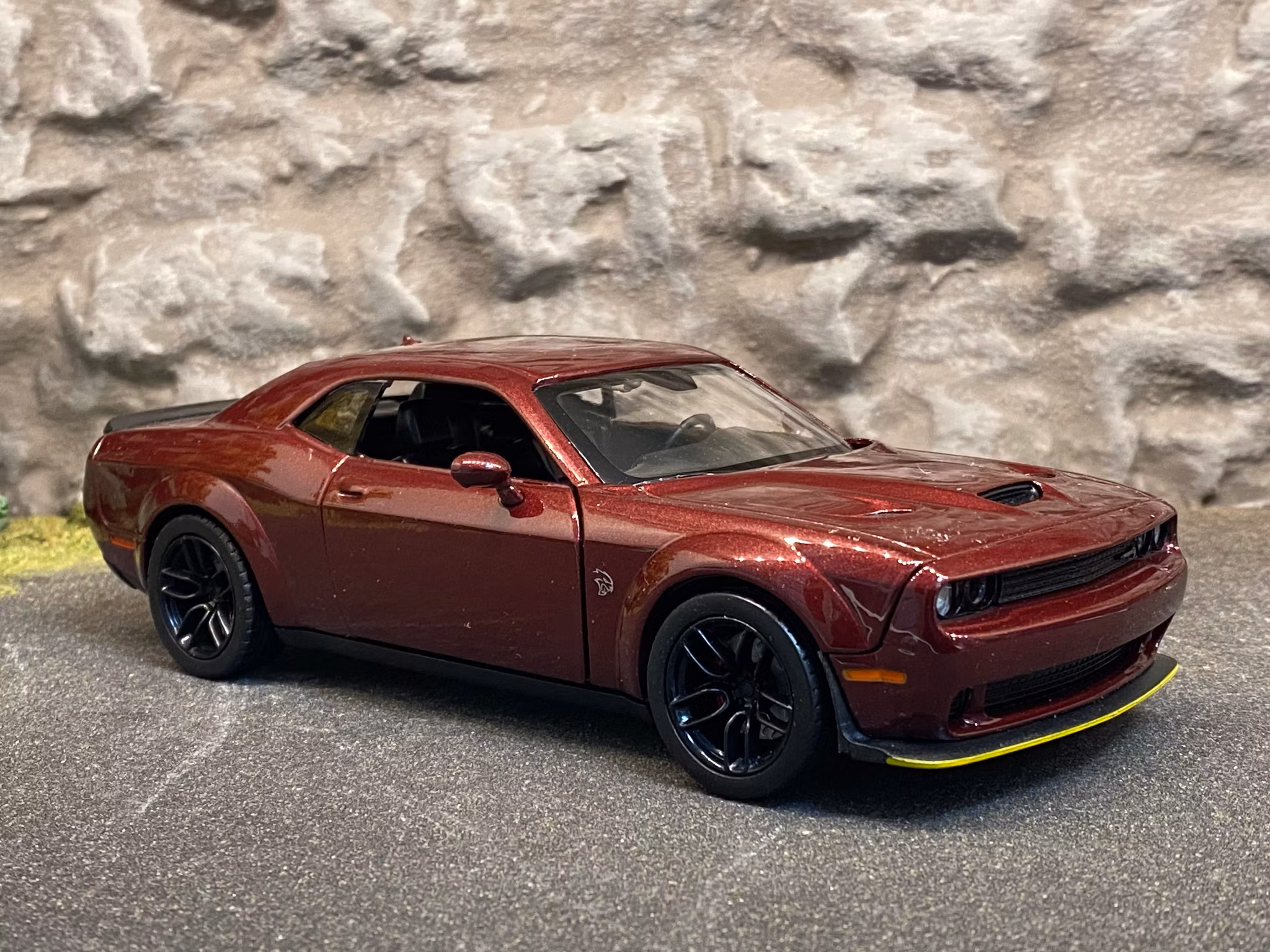 Skala 1/24: Dodge Challenger SRT Hellcat Widebody 18', Vinröd fr MotorMax
