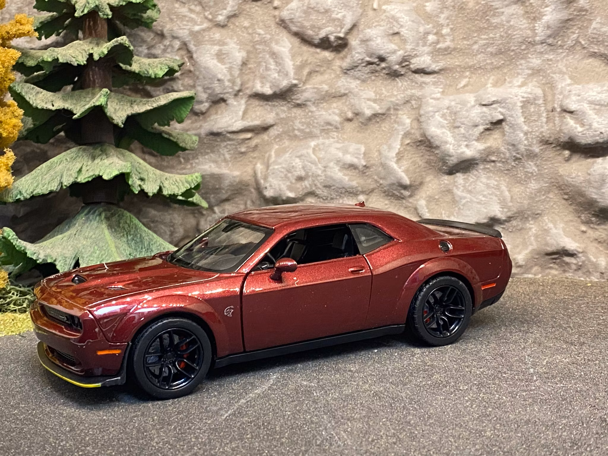 Skala 1/24: Dodge Challenger SRT Hellcat Widebody 18', Vinröd fr MotorMax