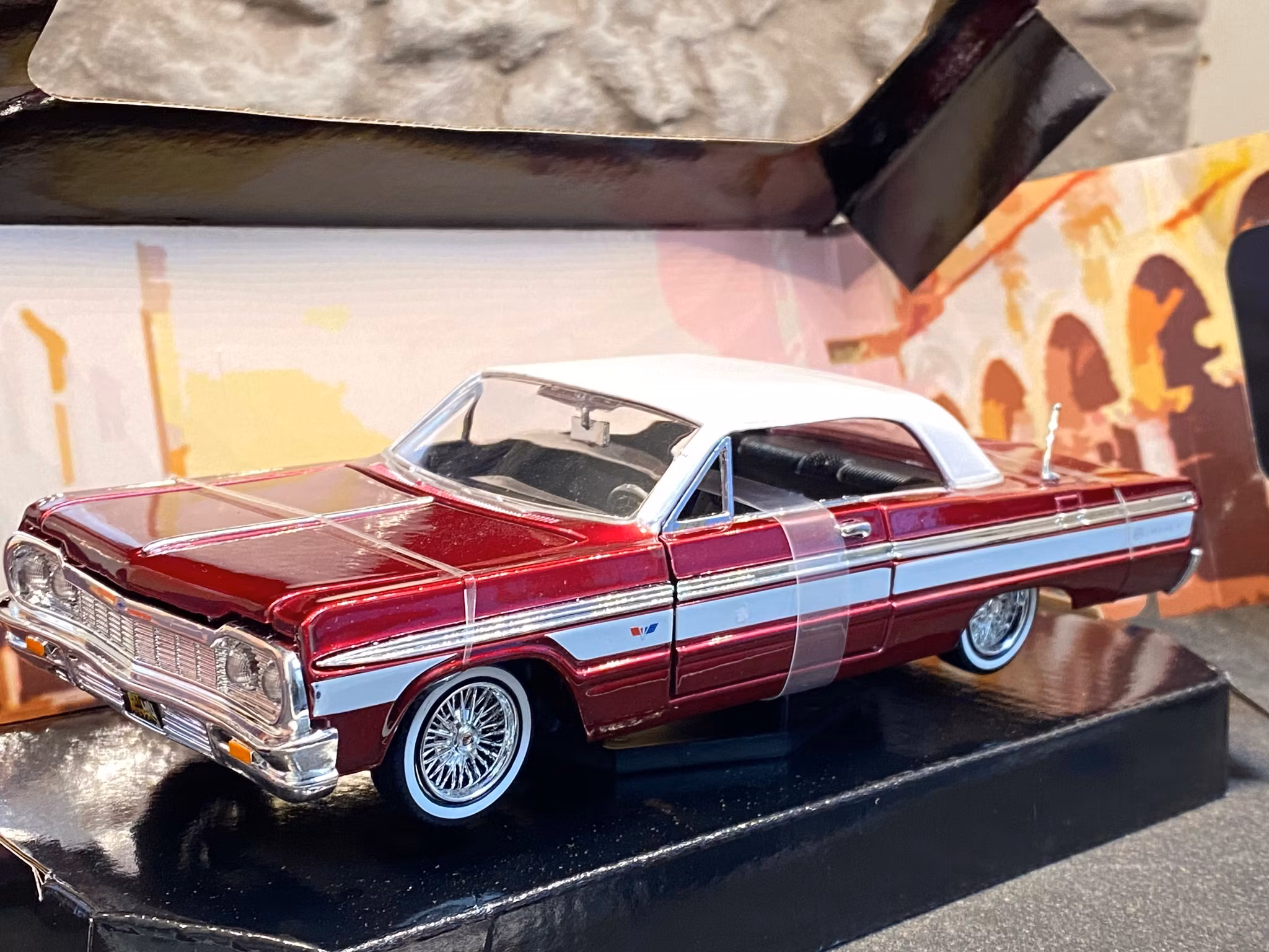 Skala 1/24: Chevrolet Impala 64', Mörkröd metallic/Vitt tak fr MotorMax "Get Low"