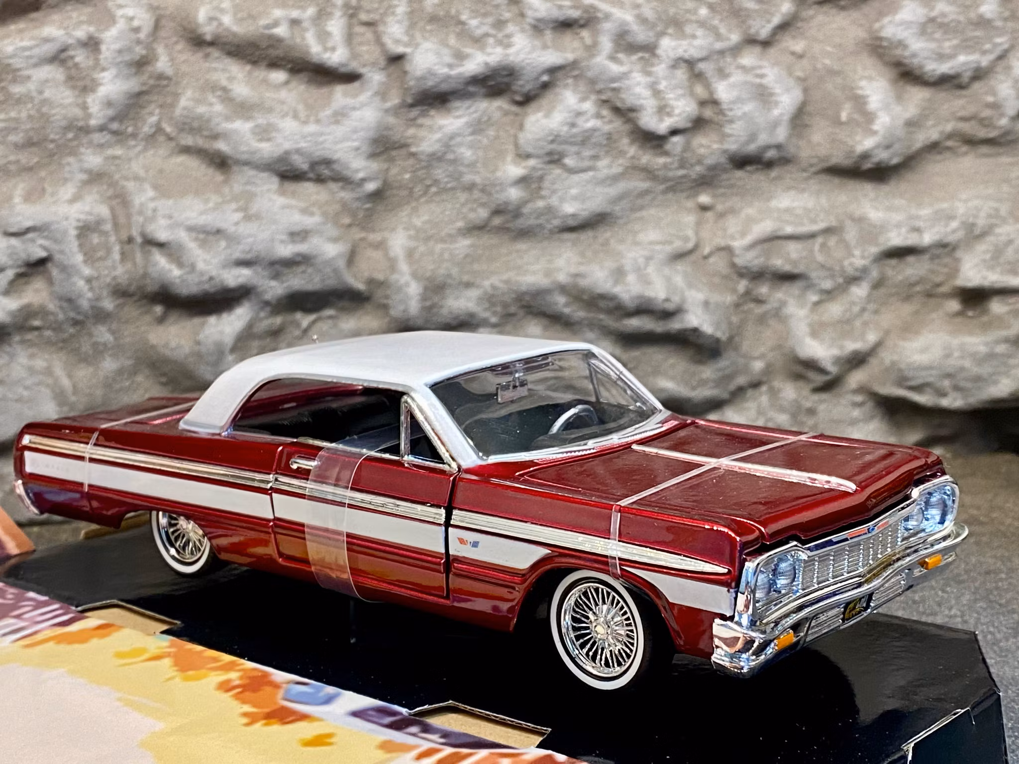Skala 1/24: Chevrolet Impala 64', Mörkröd metallic/Vitt tak fr MotorMax "Get Low"