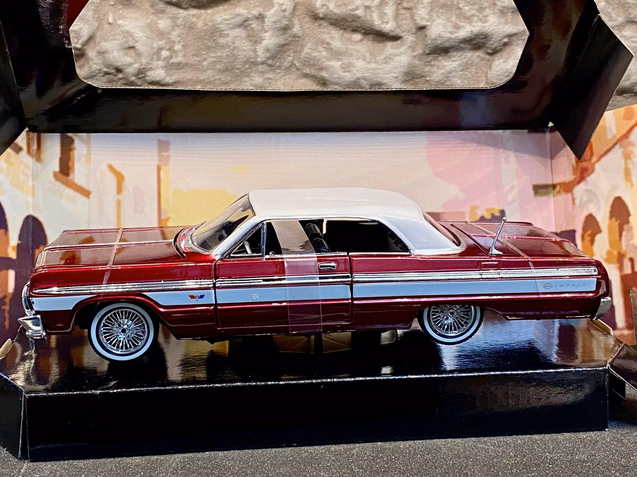Skala 1/24: Chevrolet Impala 64', Mörkröd metallic/Vitt tak fr MotorMax "Get Low"