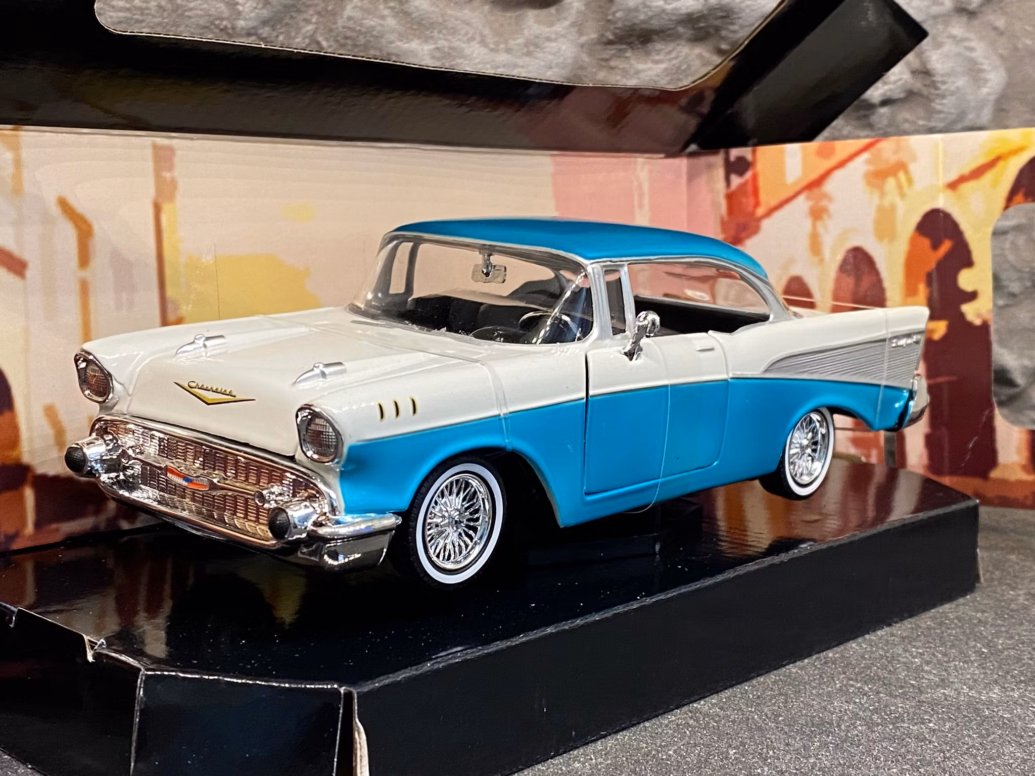 Skala 1/24: Chevrolet Bel Air 57', Turkos/vit m Röd inredning fr MotorMax "Get Low"