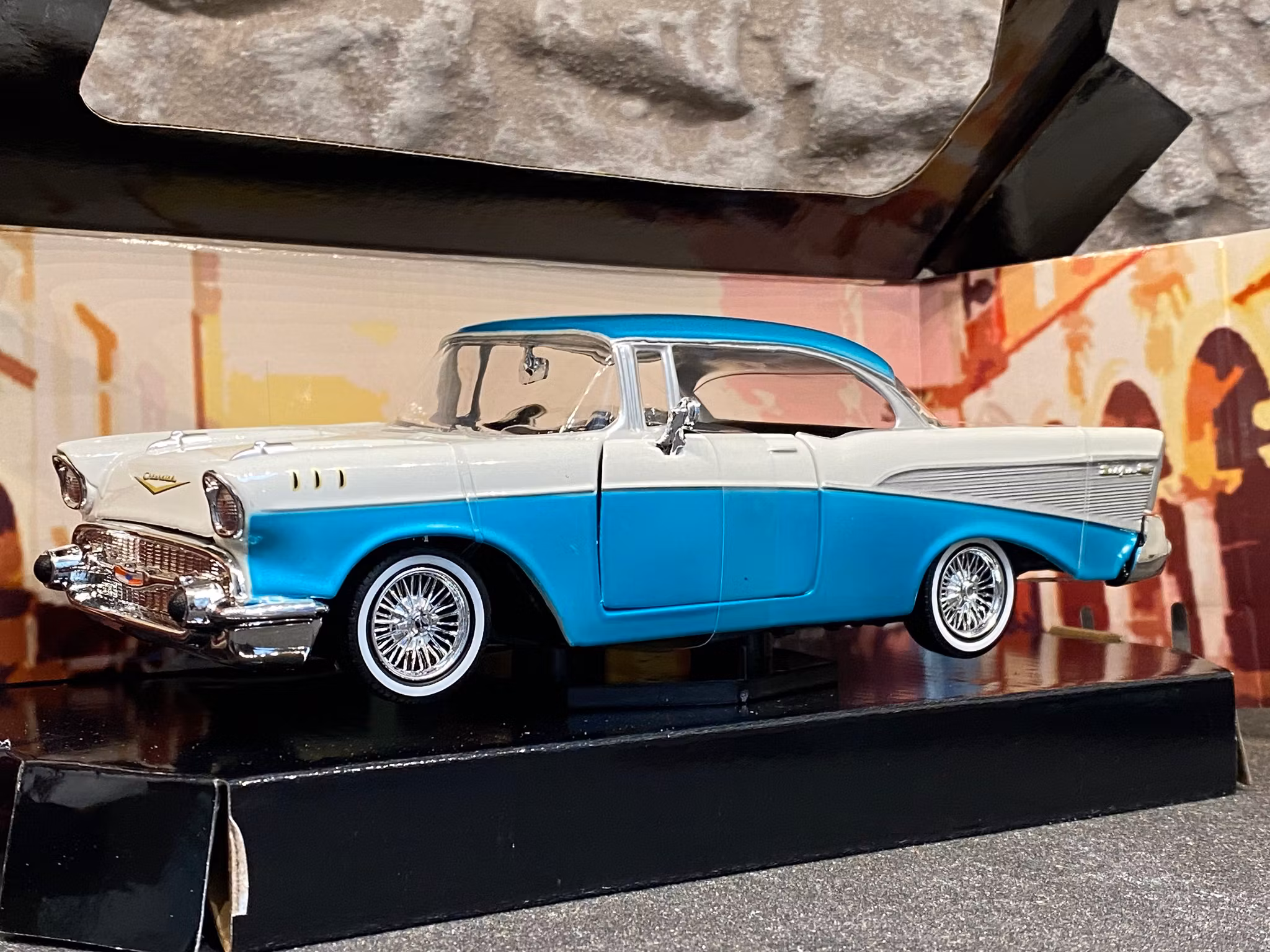 Skala 1/24: Chevrolet Bel Air 57', Turkos/vit m Röd inredning fr MotorMax "Get Low"