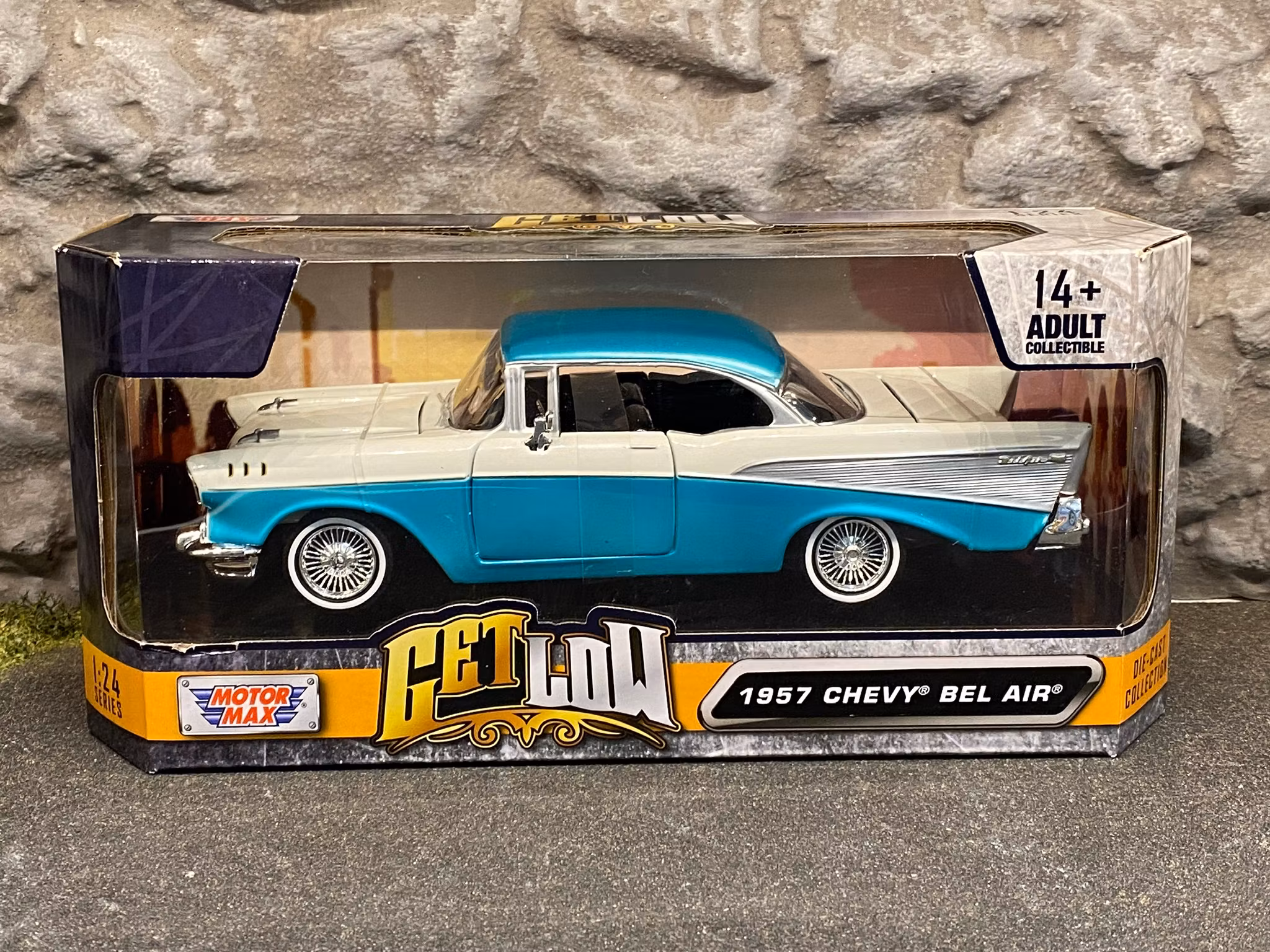 Skala 1/24: Chevrolet Bel Air 57', Turkos/vit m Röd inredning fr MotorMax "Get Low"
