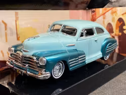 Skala 1/24: Chevrolet Aerosedan Fleetline 48', Turquoise 2 shades fr MotorMax "Get Low"