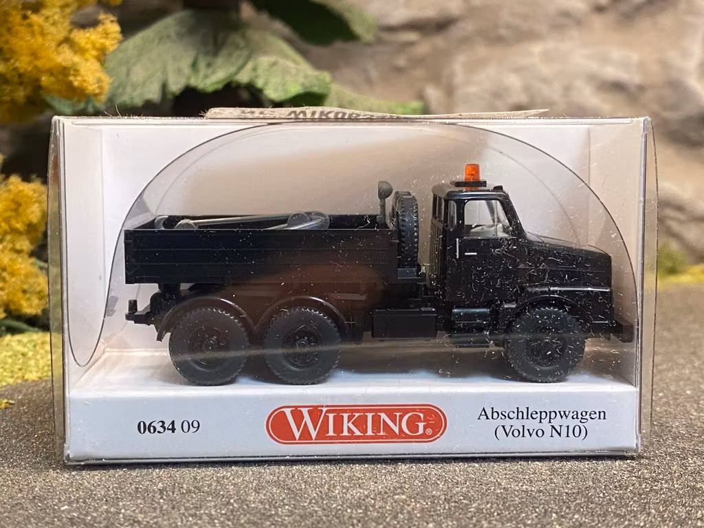 Skala 1/87 H0 - Volvo N 10 Grus-lastbil m Krok (Infällbar på flaket), Svart från Wiking