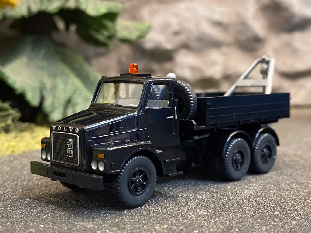 Skala 1/87 H0 - Volvo N 10 Grus-lastbil m Krok (Infällbar på flaket), Svart från Wiking