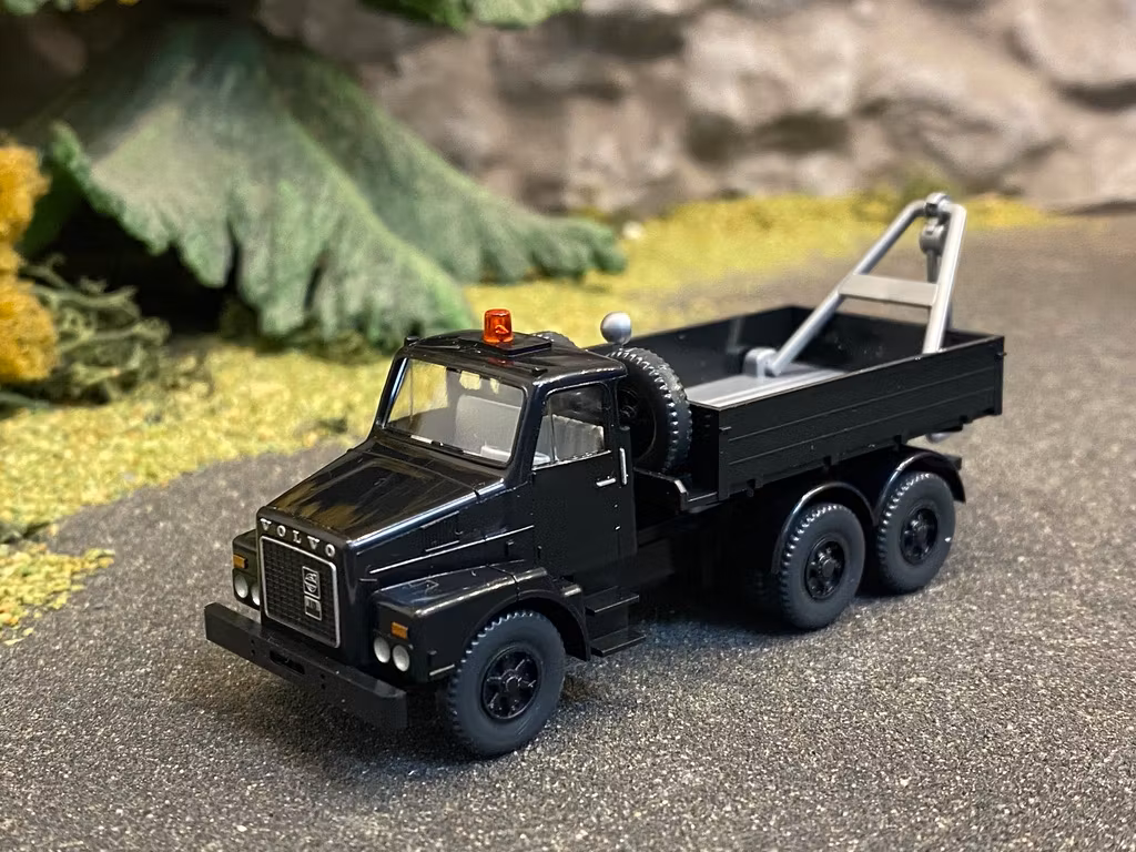 Skala 1/87 H0 - Volvo N 10 Grus-lastbil m Krok (Infällbar på flaket), Svart från Wiking