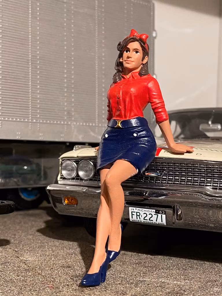 Skala 1/18 Betsy lutar sig mot bilen... - American Diorama