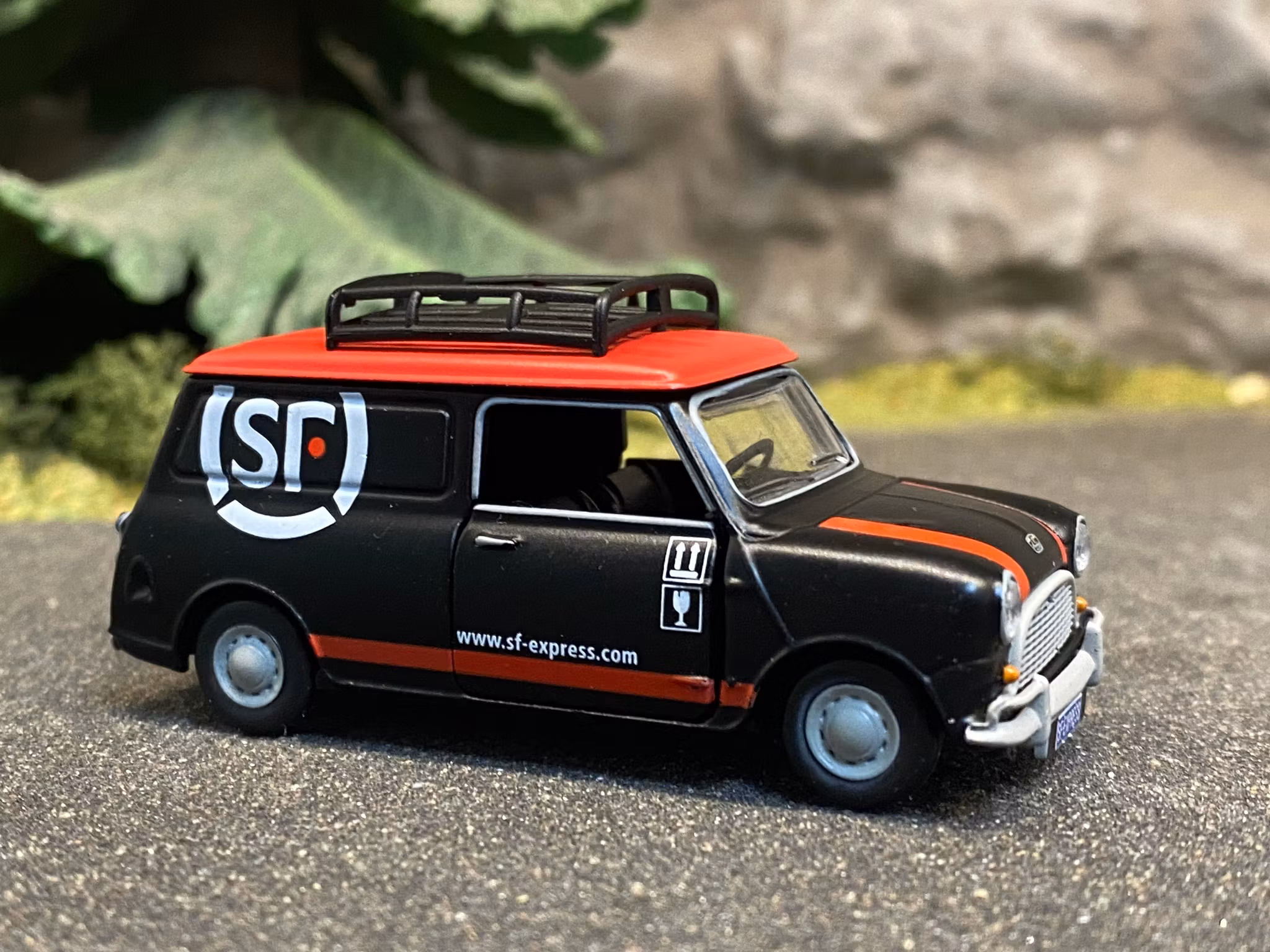 Skala 1/64 (1/50) - Austin Mini Countryman - SF Express Delivery fr Tiny