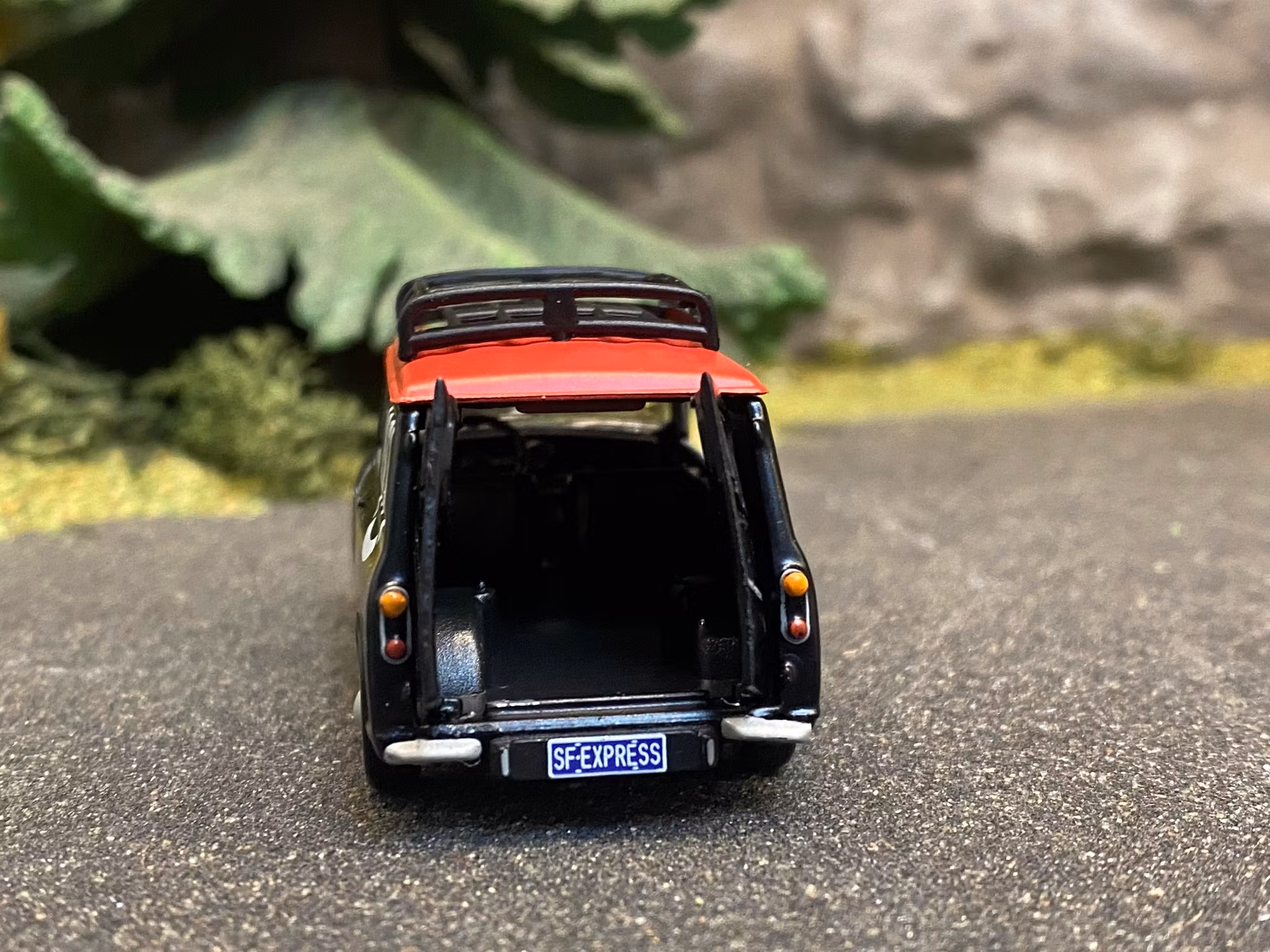 Skala 1/64 (1/50) - Austin Mini Countryman - SF Express Delivery fr Tiny