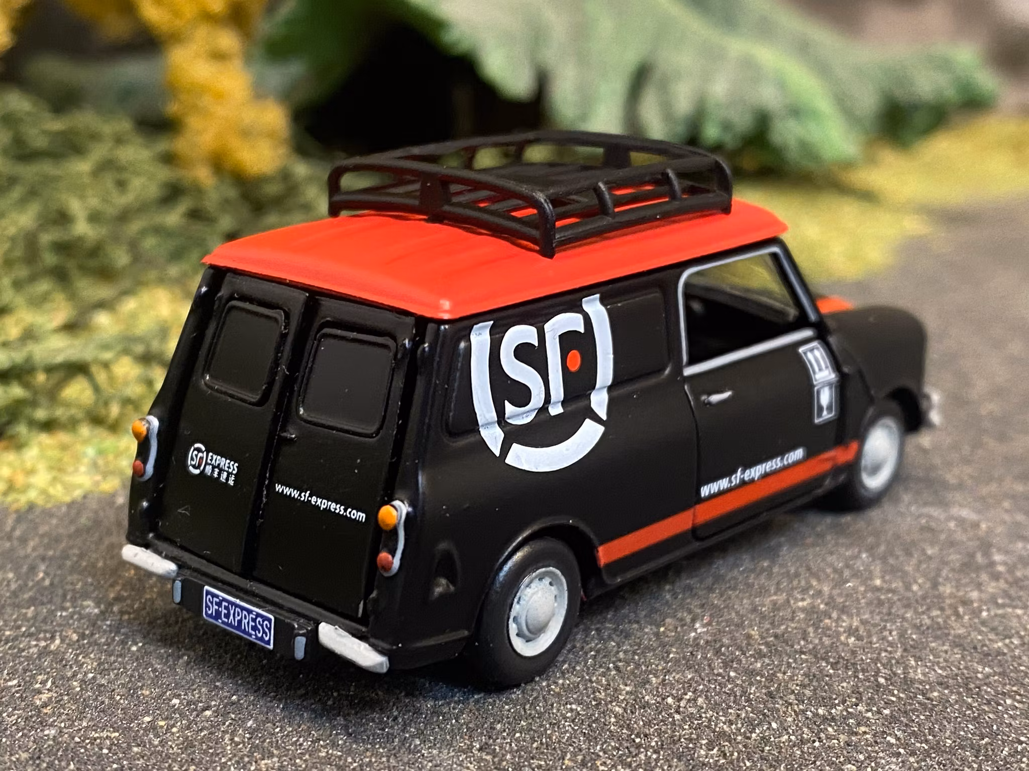 Skala 1/64 (1/50) - Austin Mini Countryman - SF Express Delivery fr Tiny