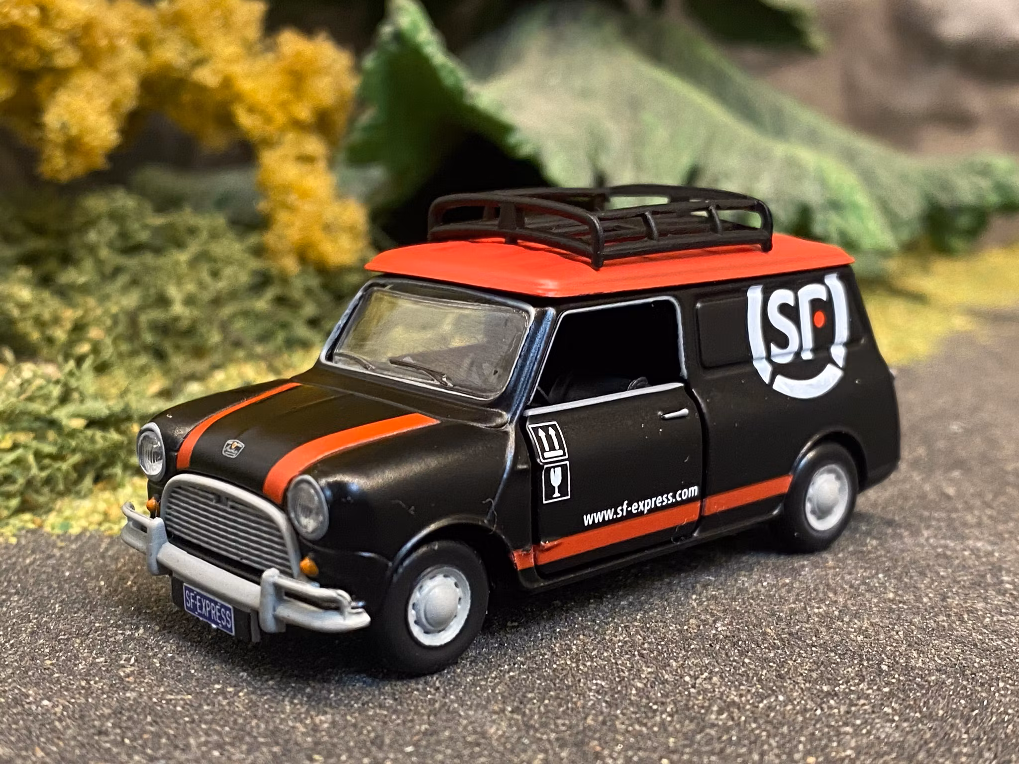 Skala 1/64 (1/50) - Austin Mini Countryman - SF Express Delivery fr Tiny