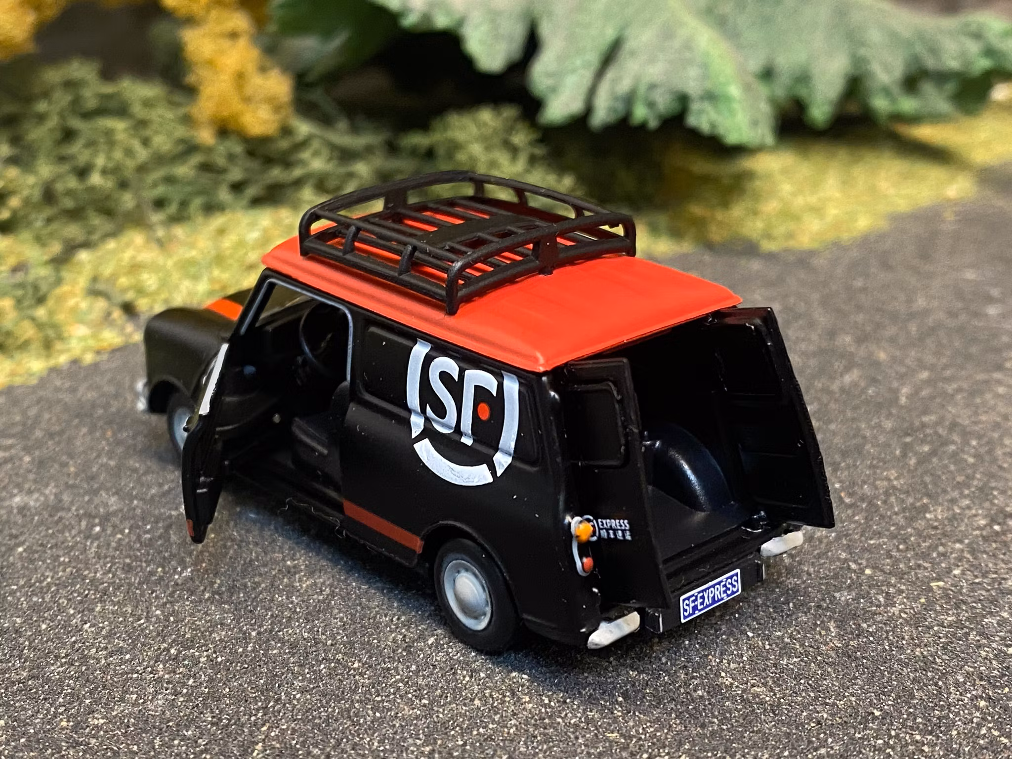 Skala 1/64 (1/50) - Austin Mini Countryman - SF Express Delivery fr Tiny