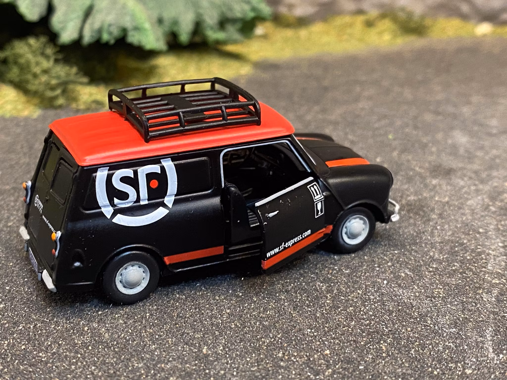 Skala 1/64 (1/50) - Austin Mini Countryman - SF Express Delivery fr Tiny