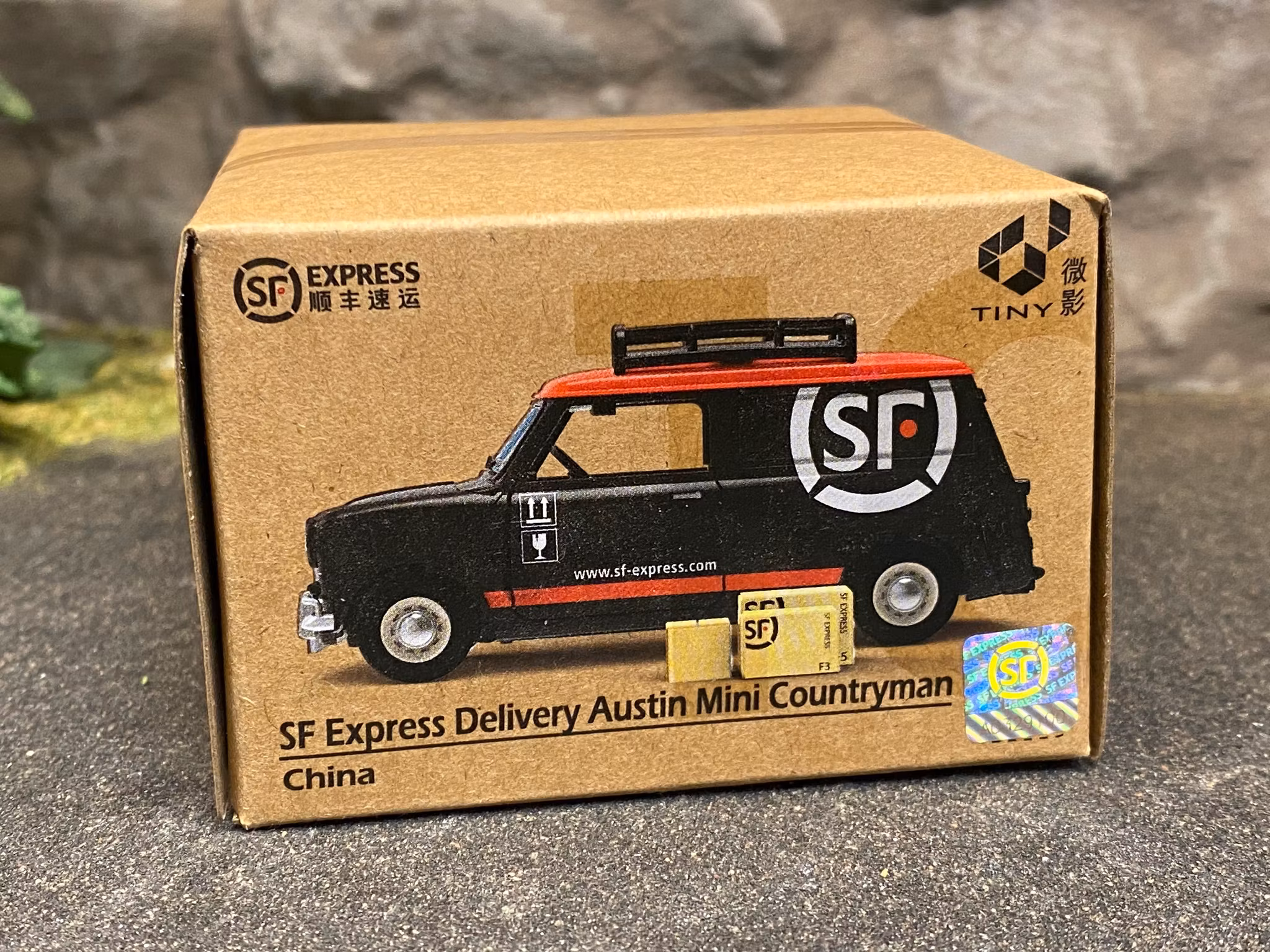 Skala 1/64 (1/50) - Austin Mini Countryman - SF Express Delivery fr Tiny