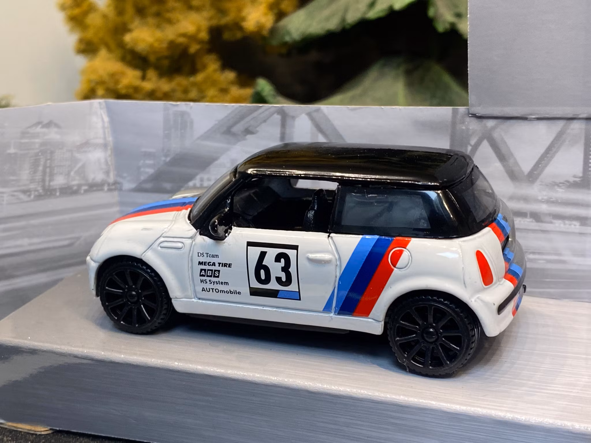 Skala 1/43 Mini Cooper #63 Från GT Racing - Motormax